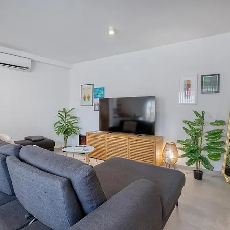 דירה Sunny & Spacious 2br Sofa Bed Great Location