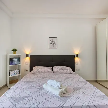 Sunny & Spacious 2br Sofa Bed Great Location *