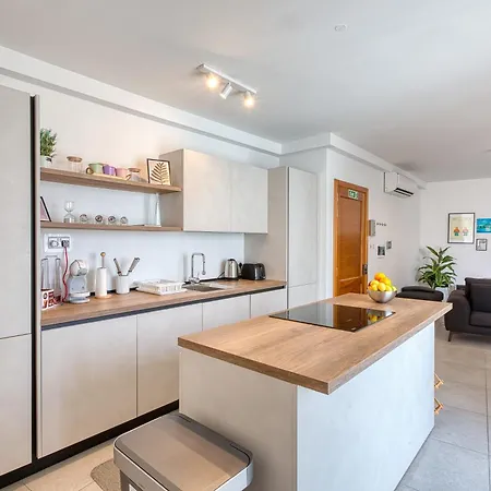 דירה Sunny & Spacious 2br Sofa Bed Great Location