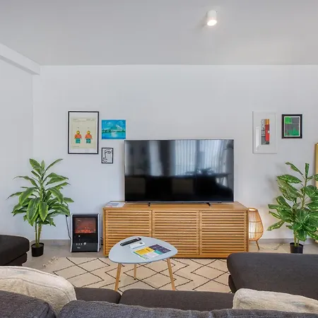 דירה Sunny & Spacious 2br Sofa Bed Great Location *